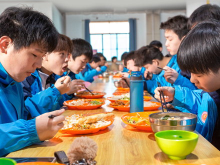 安塞学生用餐